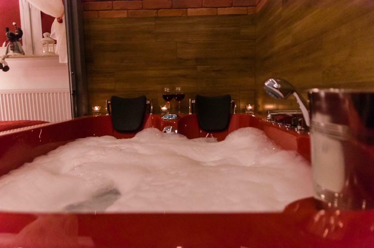 Jacuzzi Apartment Red Cracóvia Exterior foto